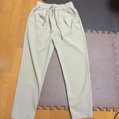 ベージュ ズボン