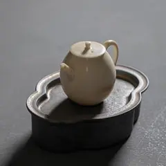 陶器製クリーム色ティーポットとトレイ
