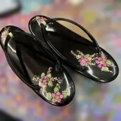 手描き花柄デザインの黒い草履
