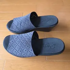 SKECHERS Luxe Foam ウェッジソールサンダル ブラックのサムネイル
