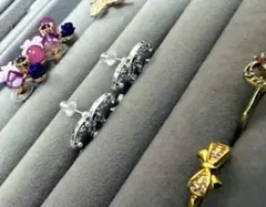 シルバー パールとストーンのロゴピアス