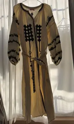 クリーム色の刺繍入りワンピース