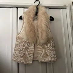【美品】グレースコンチネンタル モール刺繍ベストのサムネイル