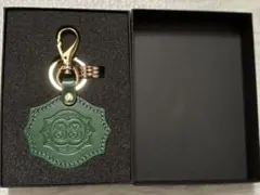 緑色盾型キーホルダー　CLUB33 緑色盾型キーホルダー CLUB33 - メルカリ