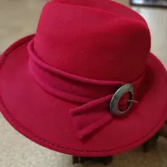 最終値下げ赤いウールフェルトハット メタルバックル付き