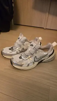 NIKE V2K run スニーカー HJ4497-100 US9