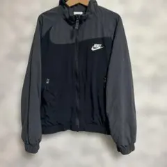 美品　NIKE ウィンドブレーカー グレー ブラック M120〜130のサムネイル