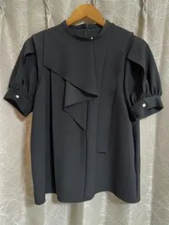 【UNITEDTOKYO】黒いフロントラッフル半袖ブラウスのサムネイル