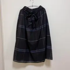 黒と青のチェック柄フレアスカートのサムネイル