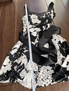 花柄ストラップ付きAラインドレス