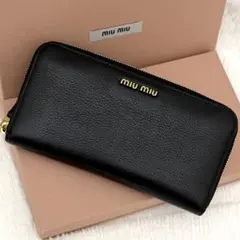 美品⭐️ミュウミュウ miu miuラウンドファスナー 長財布 ブラック 黒のサムネイル