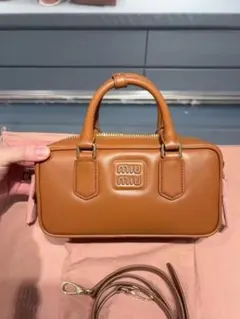 MIU MIU ブラウンレザーミニハンドバッグ~~·