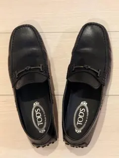 【ほぼ未使用】TOD'S ブラックレザー ローファー（サイズ8）のサムネイル