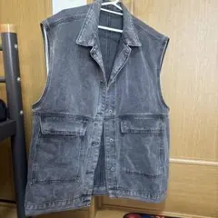 ダークグレーのデニムベスト