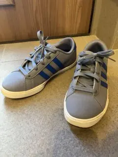 グレー スニーカー