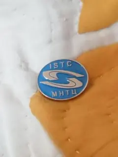 ISTC MHTC ピンバッジ