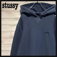 【即完売モデル】ステューシー☆ワンポイント刺繍ロゴ　人気デザイン　パーカー