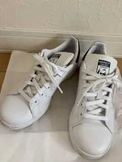 スタンスミス　スニーカー