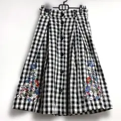 ZARA 黒白ギンガムチェックに花柄刺繍のAラインロングスカート