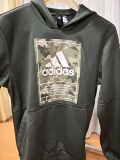 adidas 迷彩プリント パーカー オリーブグリーン