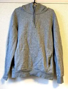 PUMAグレー フロント エングレーブ ロゴ プルオーバー パーカー、サイズ M