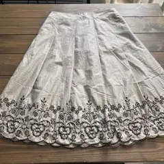 PAUGHTY 刺繍入りベージュフレアスカート