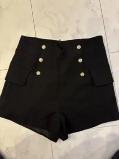 ゴールドボタン付き黒ショートパンツ