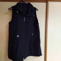 黒いノースリーブベスト