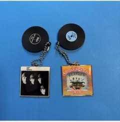 ① THE BEATLES ダイキャストレコードチャーム　2個セット ビートルズ