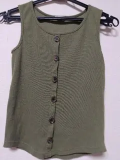 オリーブグリーン ボタン付きタンクトップ