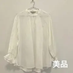 【美品】プチオンフルール　スタンドカラーシャーリング袖 白ブラウス9号サイズのサムネイル