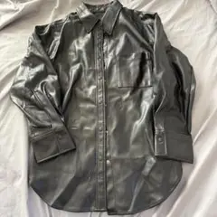 10/10までの販売フェイクレザー ブラック ボタンアップシャツ