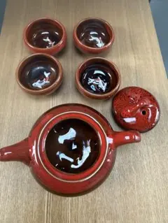 赤い陶器の急須と茶碗セット