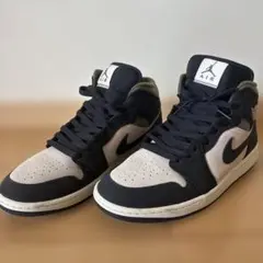 NIKEのエア ジョーダン1ミッドSE「ライトオレウッドブラウン/オフノワール」のサムネイル