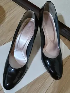 うさぎや　エナメルパンプスブラック黒ヒールのサムネイル