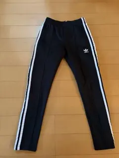 ⭐︎美品adidas ジャージパンツ 黒 サイドストライプ　キッズ　レディース