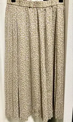 ベージュ小花柄プリーツシフォンスカート ひざ下丈