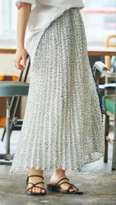 美品　WEGO 花柄 プリーツスカート ホワイト　ブルー　フリーのサムネイル