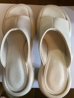 CHARLES & KEITH 厚底サンダル ホワイトのサムネイル