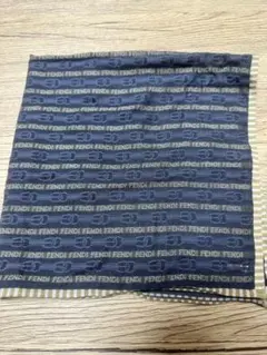 【美品】FENDI フェンディ ハンカチ チェーン柄　表：ネイビー　裏：灰色