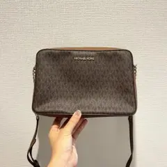 MICHAEL KORSのモノグラムデザインのショルダーバッグ