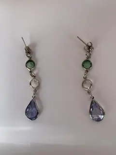 青と緑のドロップ型ピアス