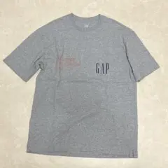 GAPメンズTシャツ グレー ポケット 後ろビッグロゴのサムネイル