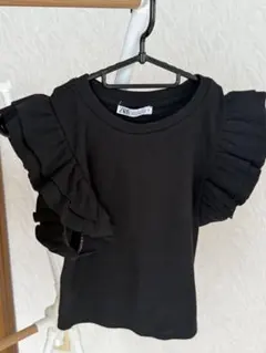 フリル付き黒ノースリーブTシャツ