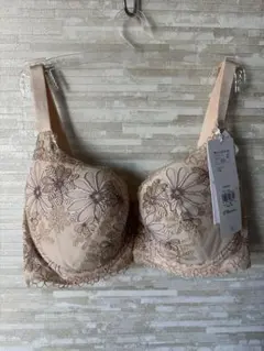 E75」トリンプ プレミアム ゴールドレーベル 刺繍ガーベラの花 ブラジャー