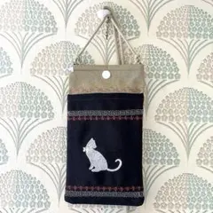 ハンドメイド表猫刺繍と裏花柄のスマホショルダーポーチR