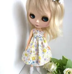 ブライス、リカちゃんの小花柄ワンピ、ペチコート、靴下、髪飾りの4点セット