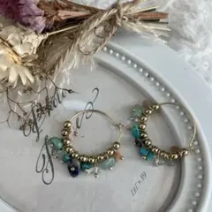 マルチカラー　ストーン調ピアス　ゴールドトーン　フープピアス　揺れるピアス