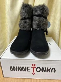 MINNETONKA ファー付きブラックブーツ　25cmのサムネイル