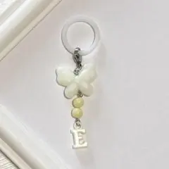 ハンドメイド　イニシャルチャーム　E 白